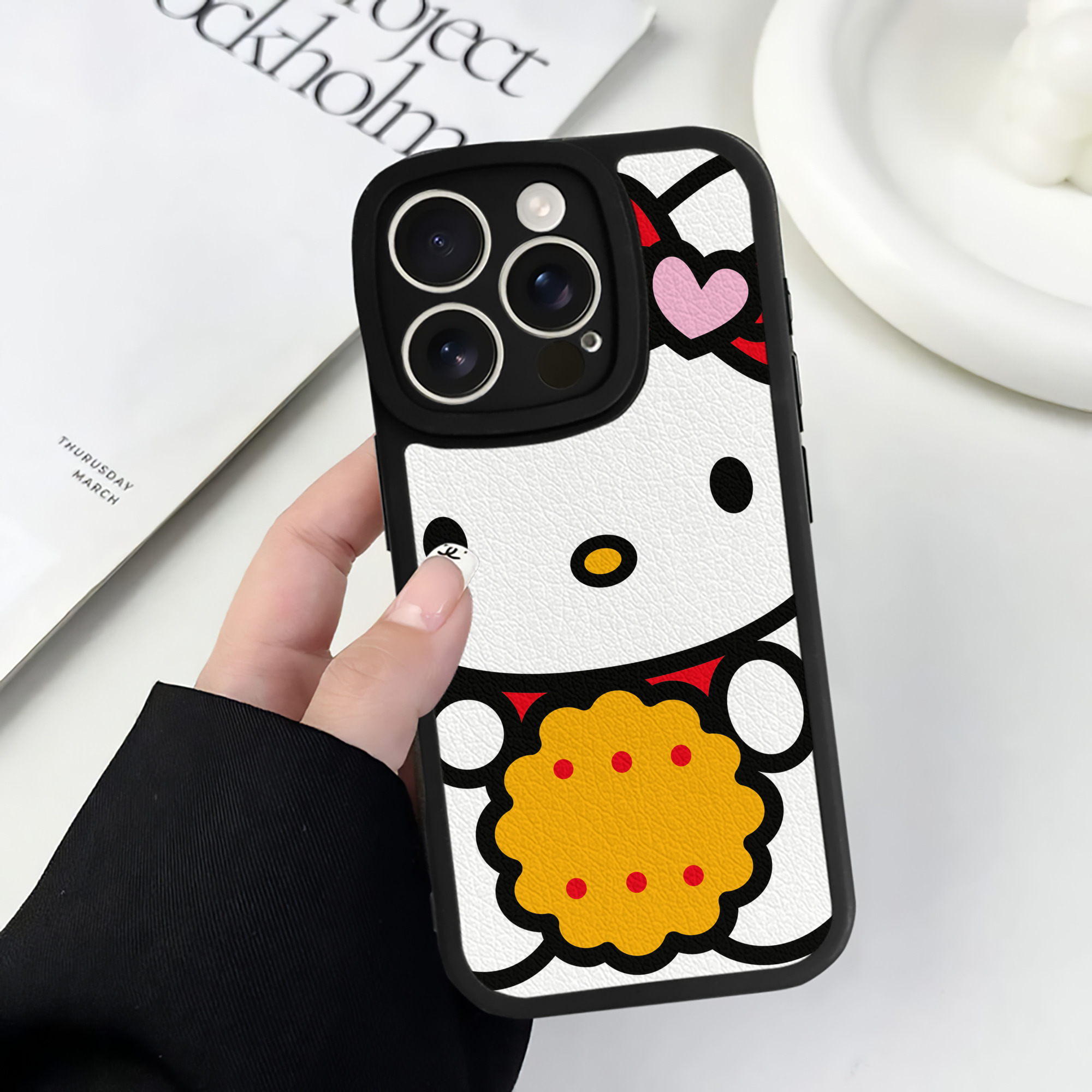 （画像用） Hello Kitty ハローキティ 【iPhone 16シリーズ対応】シリコンスマホケース（レザー調） 材質：シリコン